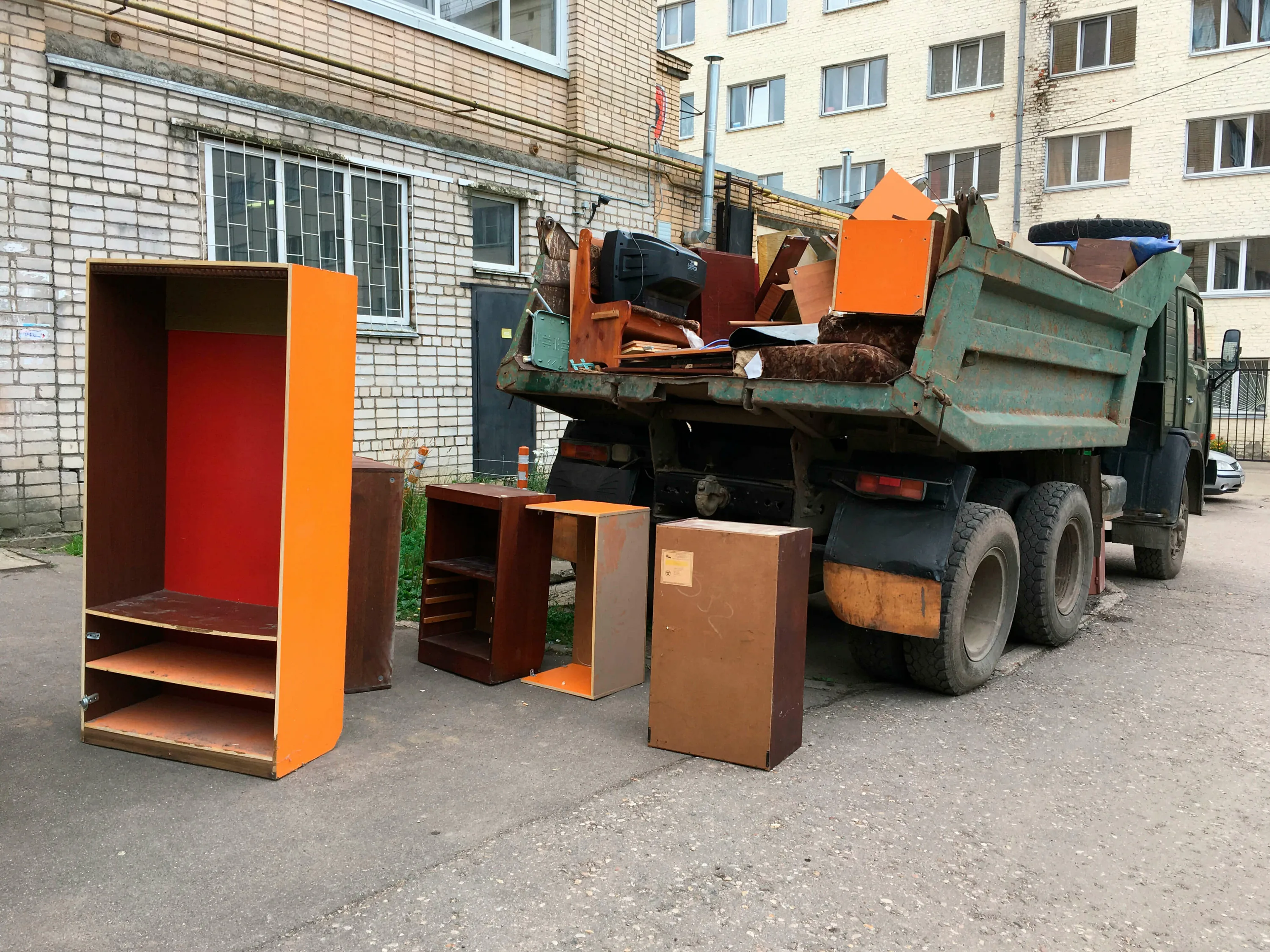 Утилизация старой мебели с вывозом и разбором в Туле в октябре