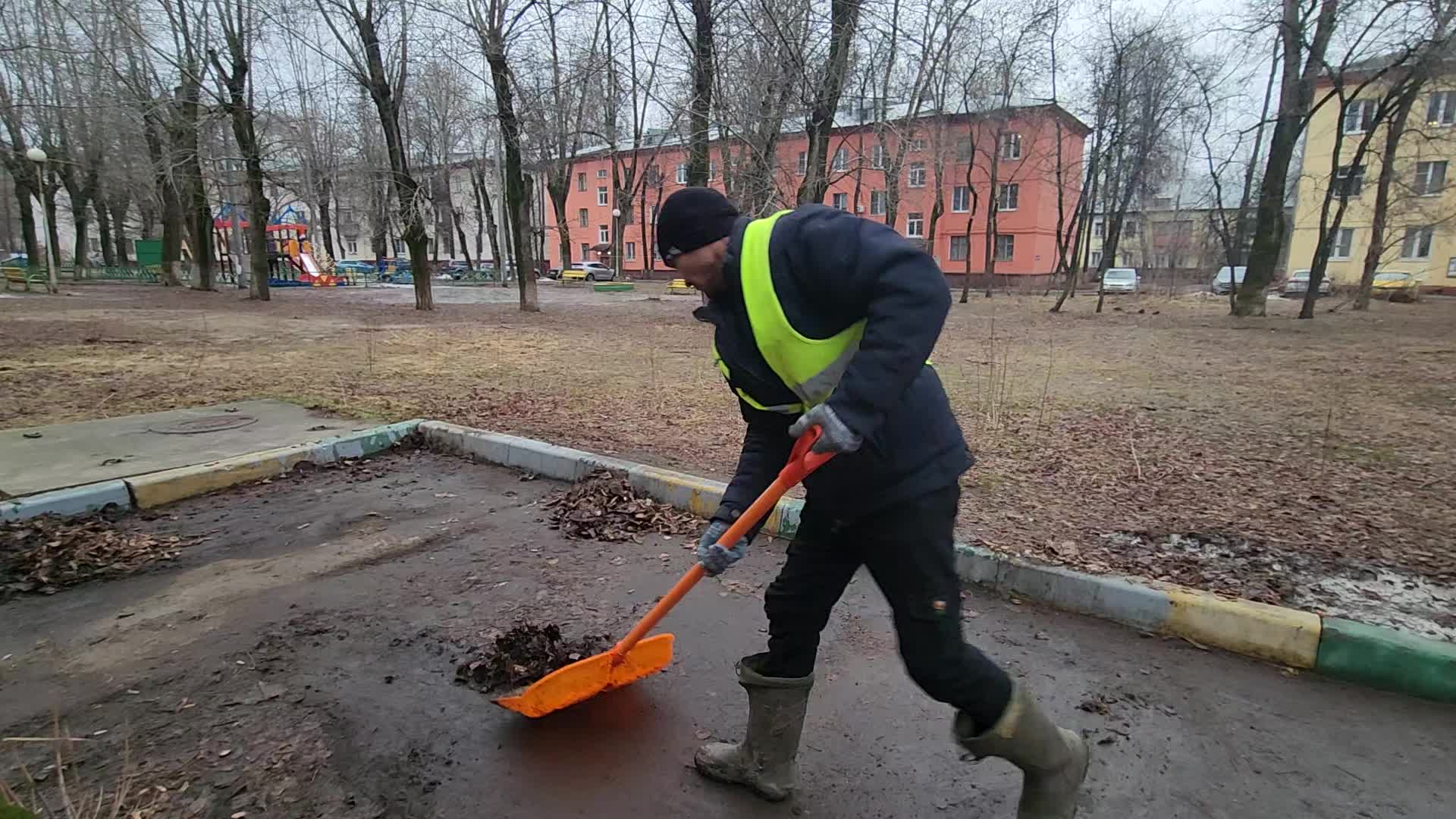 Уборка территорий в Туле в октябре