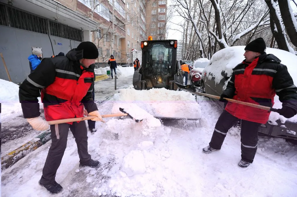 Очистка дворов от снега с гарантией результата в Туле в октябре